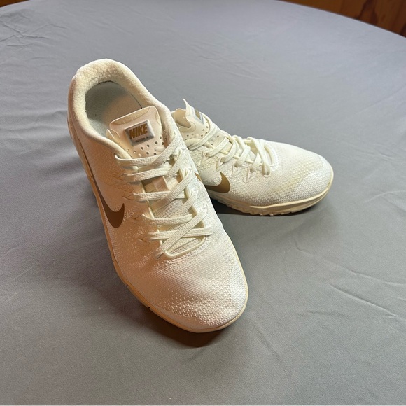 Size 8 - Nike Metcon 4 Champagne Metallic Gold W - Picture 1 of 8
